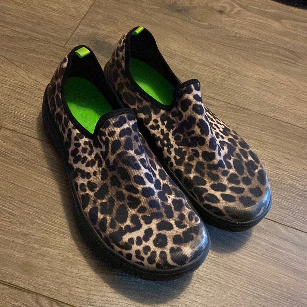 WOMEN'S OOMG EEZEE LOW SHOE - Cheetah Print